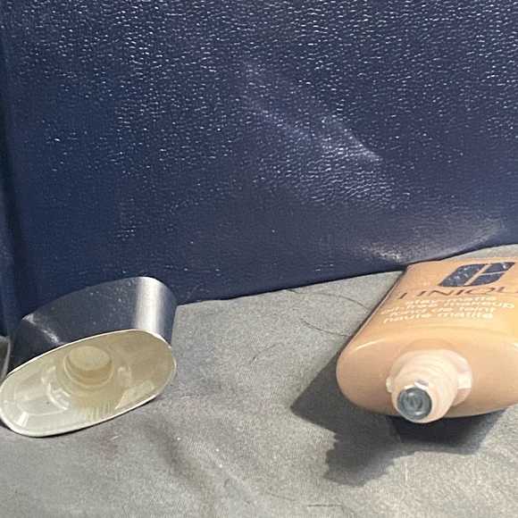 Clinique Stay Matte Foundation - Picture 4 of 4